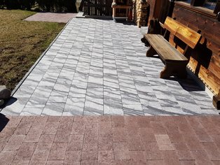 Vorplatz Naturstein Geschnitten