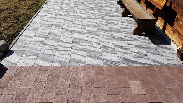 Vorplatz Naturstein Geschnitten