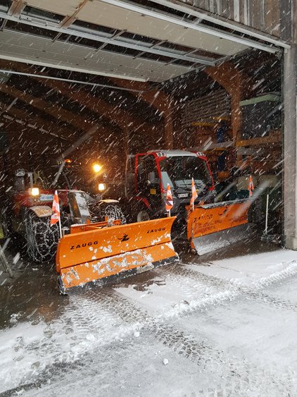 Linder und Giraff mit Schneepflug